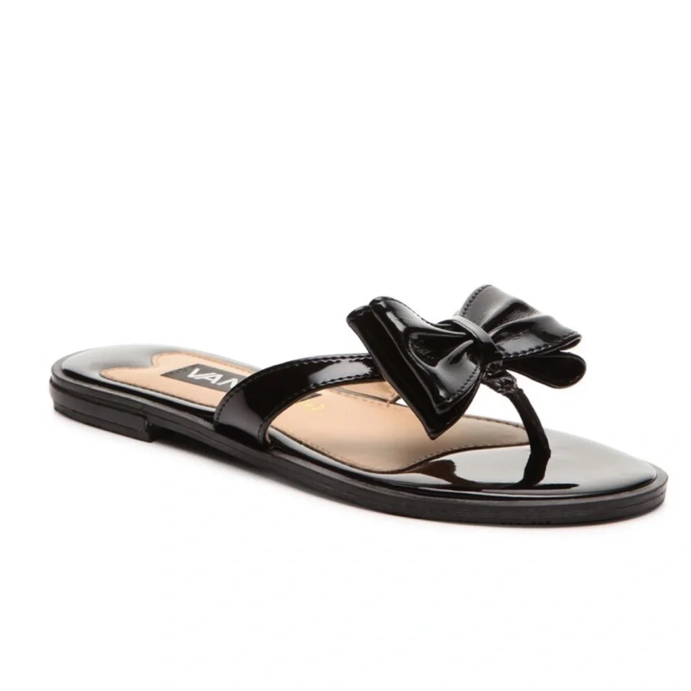 Woman’s Vaneli Iggie black patent bow toe thong sandal size 6